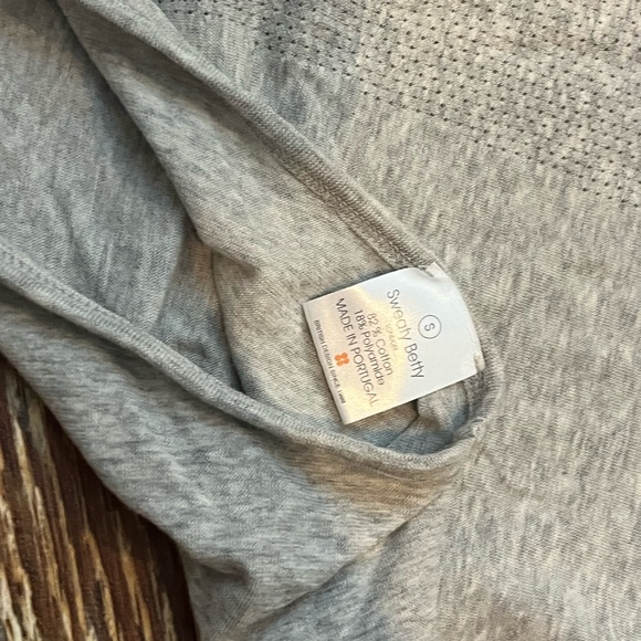 Sweaty Betty light gray tank top size small (but loose) - Picture 4 of 5
